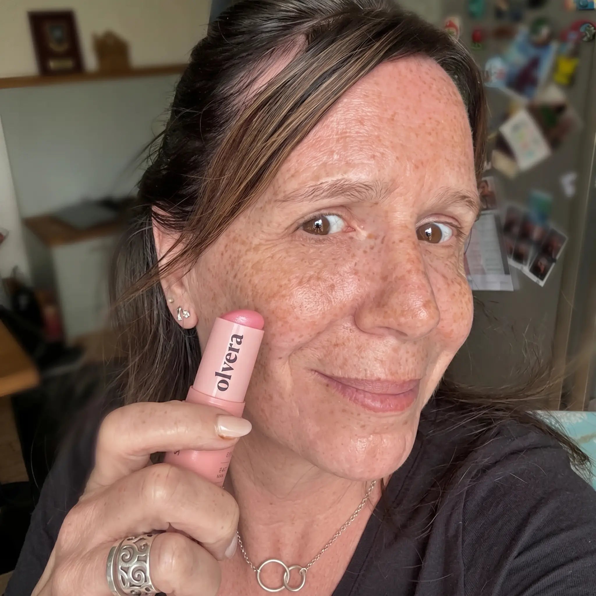 Mujer usando el Pure Collagen Wand Olvera
