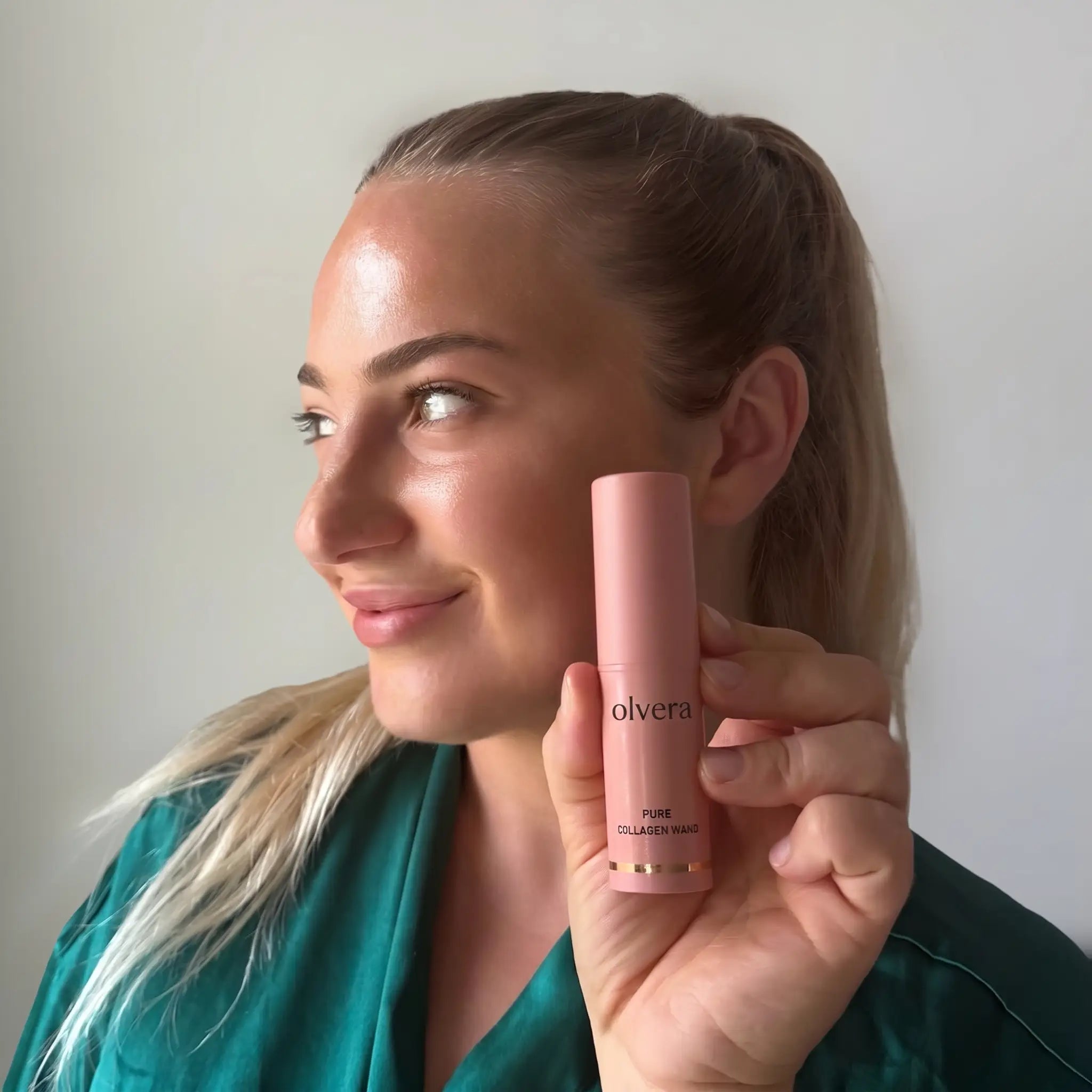 Aplicación del Pure Collagen Wand Olvera en la piel